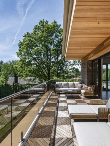 115 m² buto interjeras: terasa su pasakišku vaizdu į pušyną