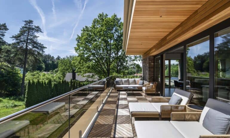 115 m² buto interjeras: terasa su pasakišku vaizdu į pušyną