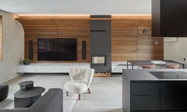 188 m² rekonstruotas trijų aukštų kotedžas: neypatingą paversti ypatingu