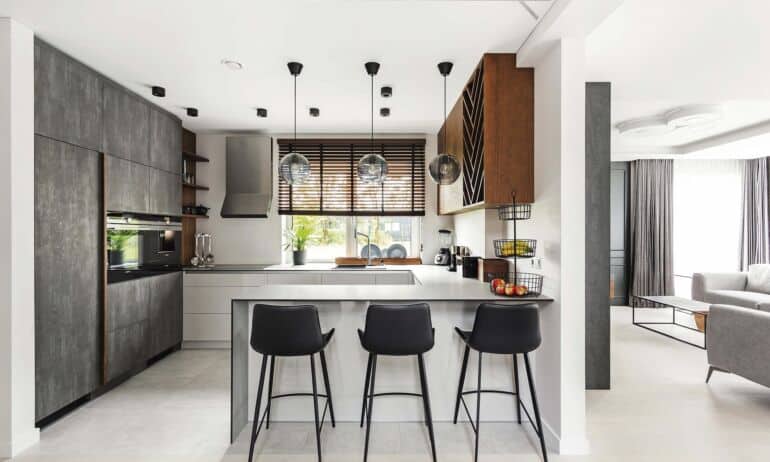 190 m² namo interjeras: santūrios prabangos kupini namai