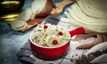 2 puikūs raugintų kopūstų receptai šiam rudeniui