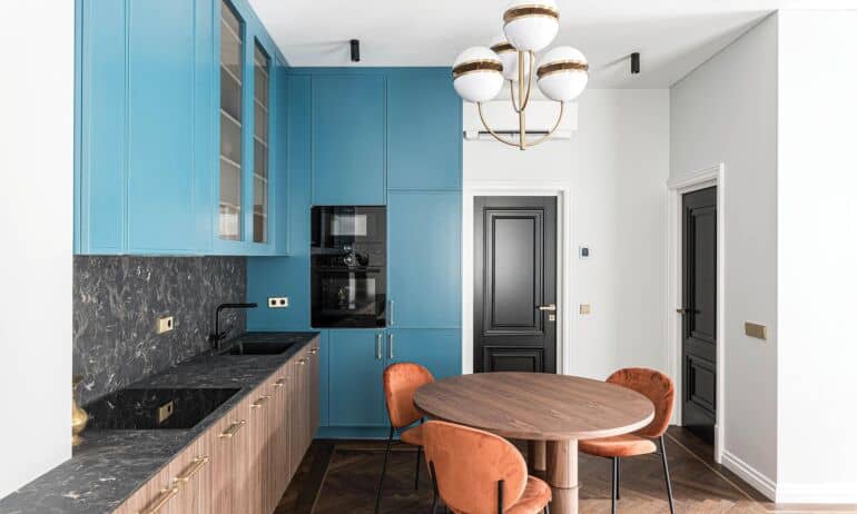 54 m² buto Vilniuje interjeras: art deco atspindžiai