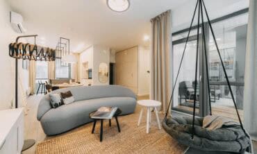 75 m² būstas Šventojoje: poilsio nuotaika dvelkiantis interjeras