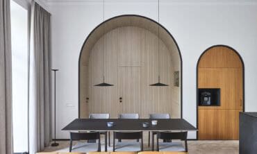 92 m² buto interjeras: architektūrinė arkos forma tapo išskirtiniu buto elementu