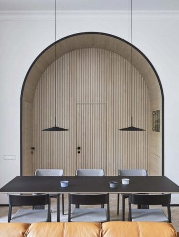 92 m² buto interjeras: architektūrinė arkos forma tapo išskirtiniu buto elementu