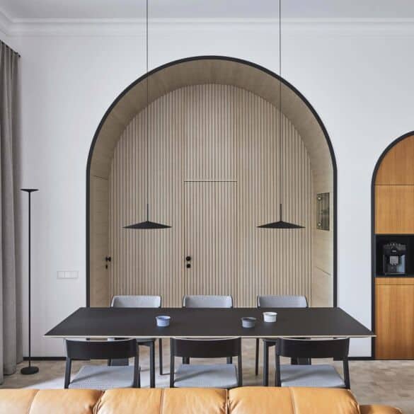 92 m² buto interjeras: architektūrinė arkos forma tapo išskirtiniu buto elementu