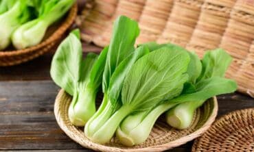 Ar kininius bastučius arba „pak choi“ galima valgyti žalius? (+ greitos azietiškos sriubos ir keptos vištienos receptas)