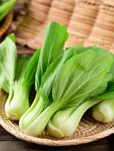 Ar kininius bastučius arba „pak choi“ galima valgyti žalius? (+ greitos azietiškos sriubos ir keptos vištienos receptas)