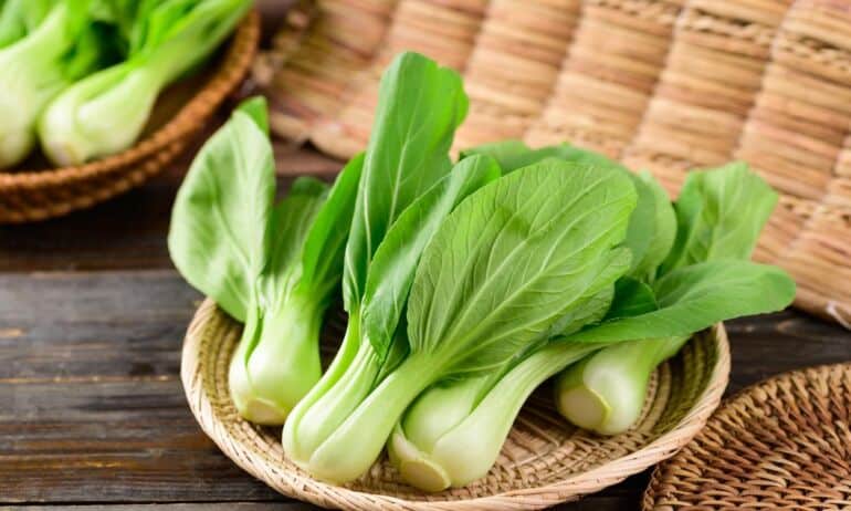 Ar kininius bastučius arba „pak choi“ galima valgyti žalius? (+ greitos azietiškos sriubos ir keptos vištienos receptas)