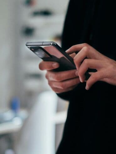 Ar saugu naudotis išmaniuoju telefonu žaibuojant? Eksperto komentarai