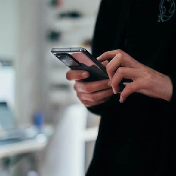 Ar saugu naudotis išmaniuoju telefonu žaibuojant? Eksperto komentarai