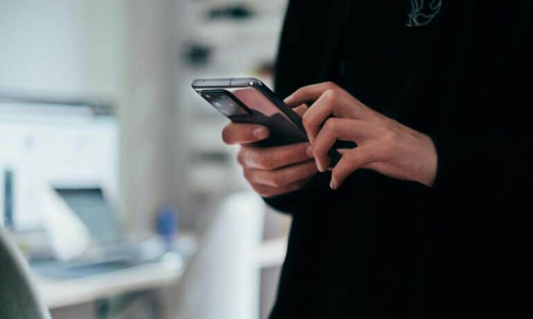 Ar saugu naudotis išmaniuoju telefonu žaibuojant? Eksperto komentarai