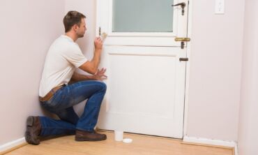 Atsinaujinkime: vidaus durų dažymas ir lakavimas