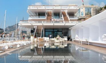 Baltasparnė Monako uosto architektūrinė puošmena