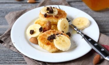 Blynai su graikiniais riešutais ir bananais