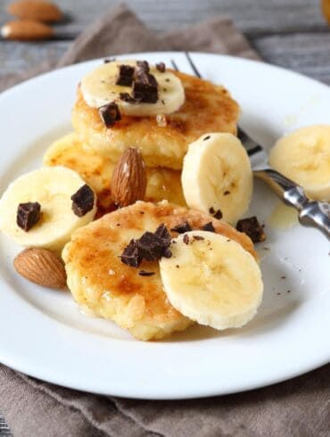 Blynai su graikiniais riešutais ir bananais