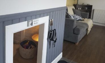 Darau Pats: naujagimio susilaukusių šeimininkų dovana augintiniui – kambarys po laiptais