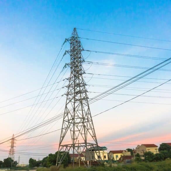 Dideli elektros kainų svyravimai: ekspertai pataria