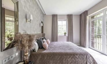 Elegancija dvelkiančio 257 m² namo pušyne interjeras