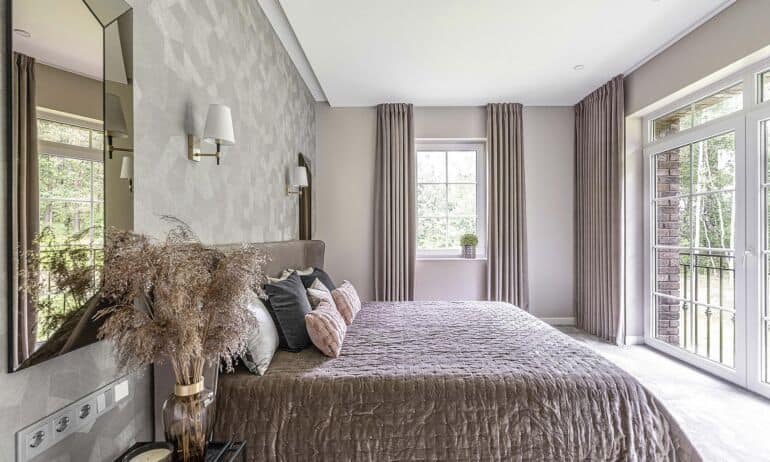 Elegancija dvelkiančio 257 m² namo pušyne interjeras