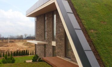Gamtos ir šilto namų jaukumo harmonija 280 kv.m. būsto projekte su žaliu stogu