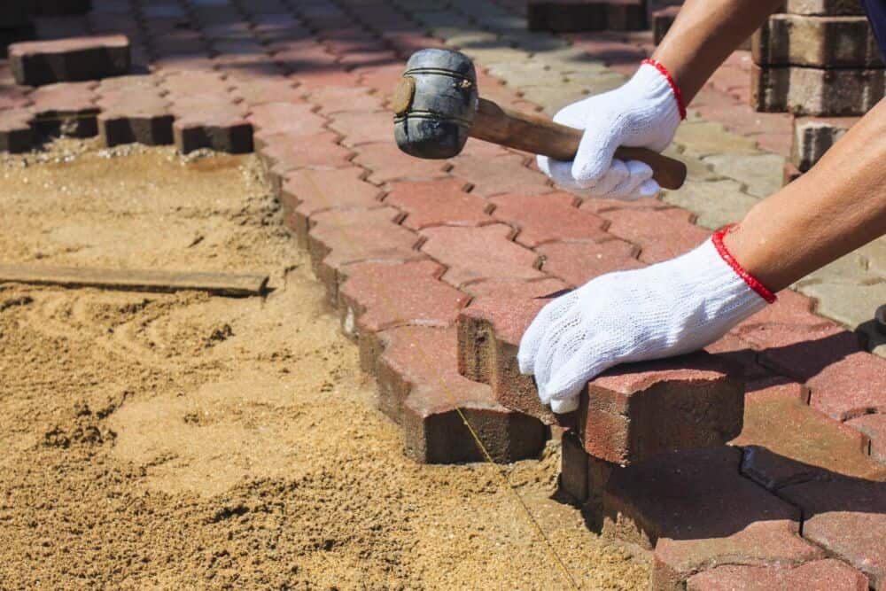 Kiemas be vejos: šiuolaikiškos idėjos tiems, kurie nebenori pjauti žolės kiekvieną savaitę