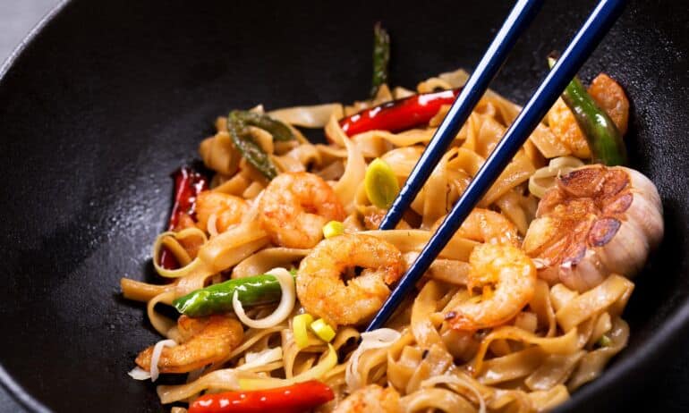 Greita ir skani vakarienė per 5 minutes: 3 „wok“ paruoštukų receptai