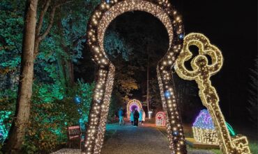Į VU Botanikos sodą sugrįžta „Lumina“ parkas – lankytojus pasitiks „Alisa stebuklų sode“