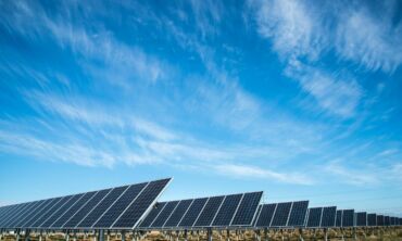 Įsirengti saulės elektrinę ar pirkti elektrą iš saulės parko? Ekspertai atskleidė abiejų privalumus ir trūkumus