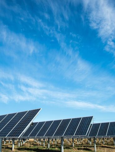 Įsirengti saulės elektrinę ar pirkti elektrą iš saulės parko? Ekspertai atskleidė abiejų privalumus ir trūkumus