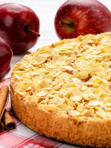 Išnaudokime sodo gėrybes: lengvas obuolių pyragas su kondensuotu pienu