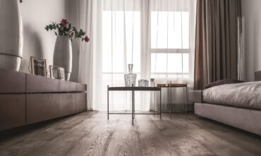 Išskirtinis 3 kambarių buto interjeras Vilniuje: modernumas iki „Swarovski“ atspindžių