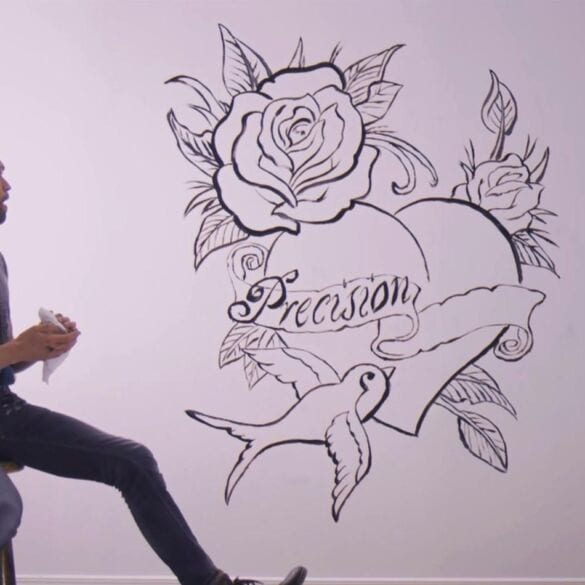 Iššūkis priimtas: tatuiruotė ant sienos