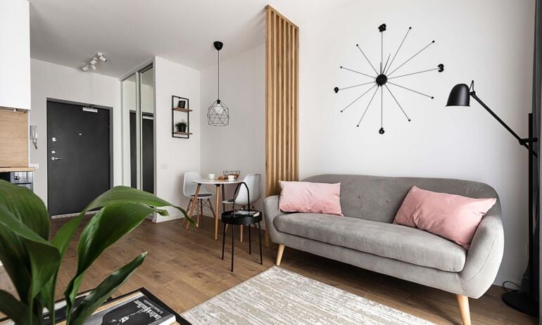Jaukus 30 m² būstas Vilniuje: išlaikytas šviesos pojūtis