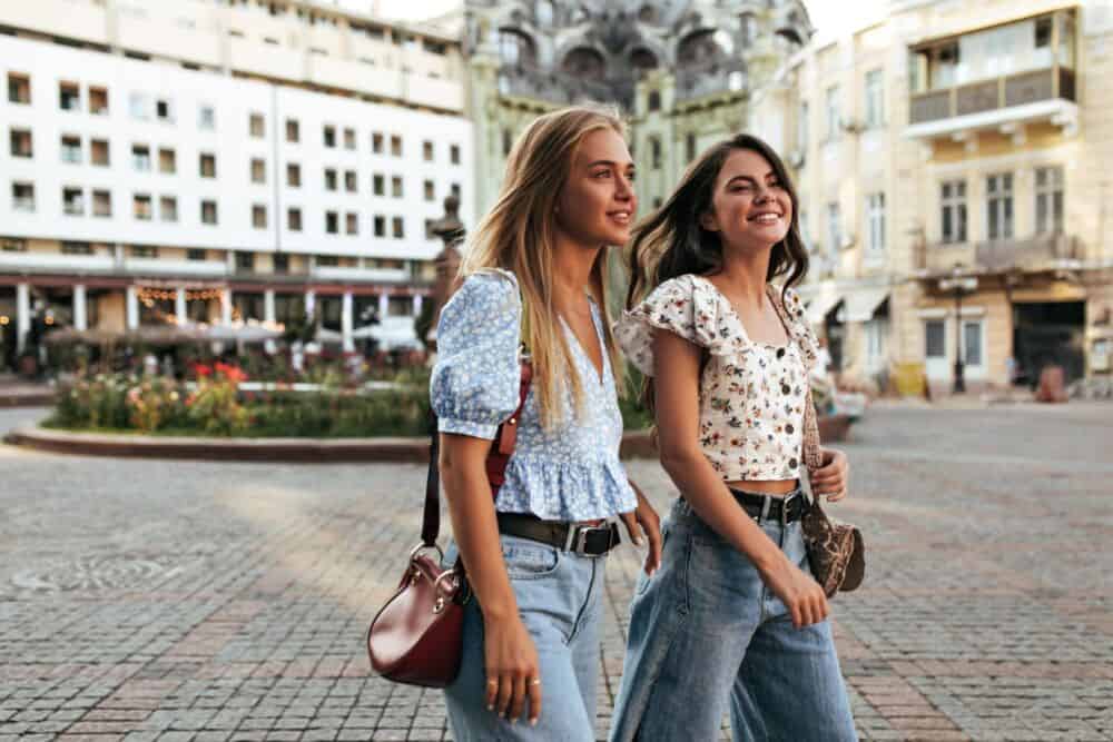 Kaip išsirinkti moteriškus džinsus pagal figūros tipą? 3 patarimai moterims