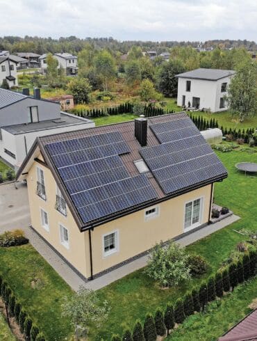 Kaip nesuklysti renkantis saulės elektrinės rangovą?