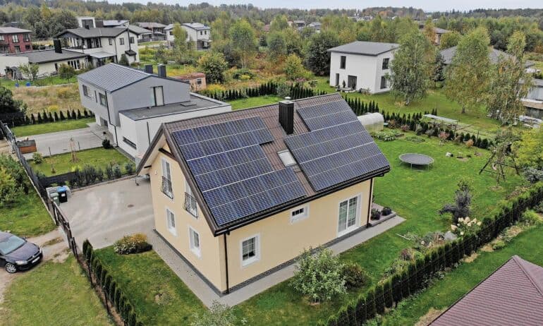 Kaip nesuklysti renkantis saulės elektrinės rangovą?