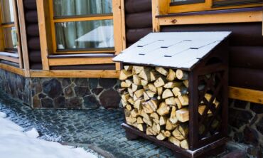 Kaip saugiai ir praktiškai laikyti malkas sodyboje