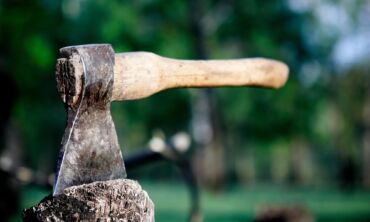 Keletas svarbių aspektų renkantis kirvį malkoms skaldyti