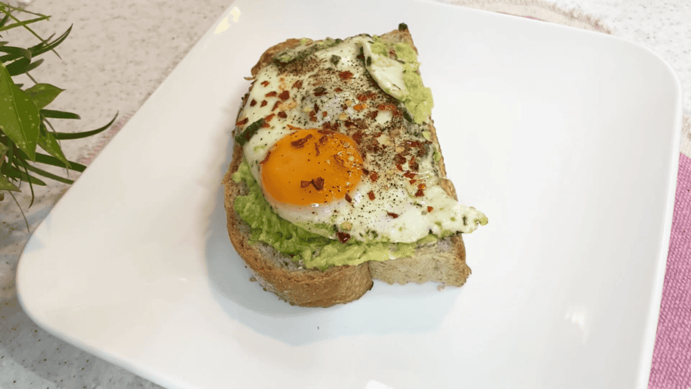 Kiaušinienė kitaip: pesto kiaušinienė