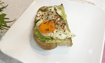 Kiaušinienė kitaip: pesto kiaušinienė