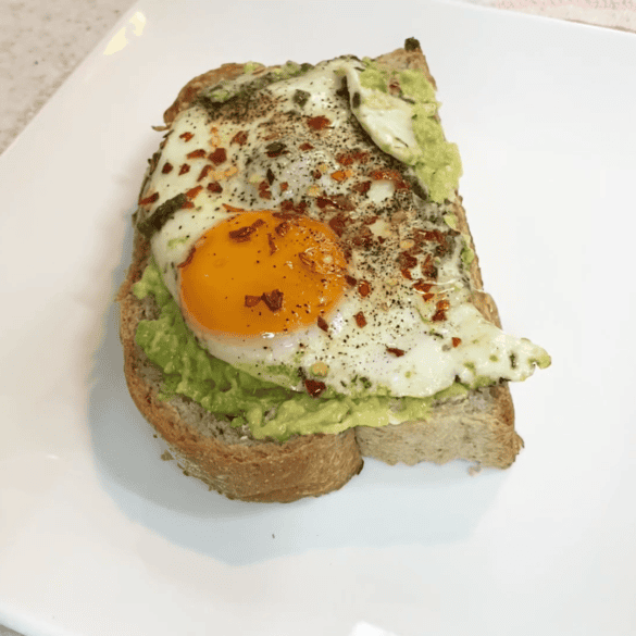 Kiaušinienė kitaip: pesto kiaušinienė