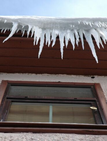 Kodėl stogai apledėja ir kaip su tuo tvarkytis