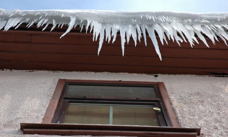 Kodėl stogai apledėja ir kaip su tuo tvarkytis