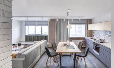Mažos erdvės sprendimai: intriga 49 kv.m bute Utenoje