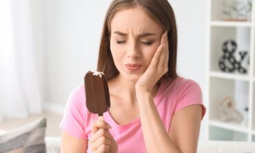 Mėgaujantis ledais arba kava gelia dantis? Nenumokite ranka – tai gali būti uždegimų pradžia