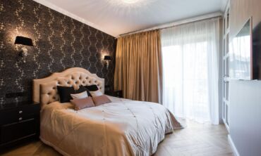 Modernios klasikos 65 kv.m butas Vilniuje: glamūras jaunos poros namuose