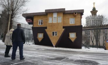 Namas aukštyn kojom: nebijantiems vaikščioti ant stogo FOTO