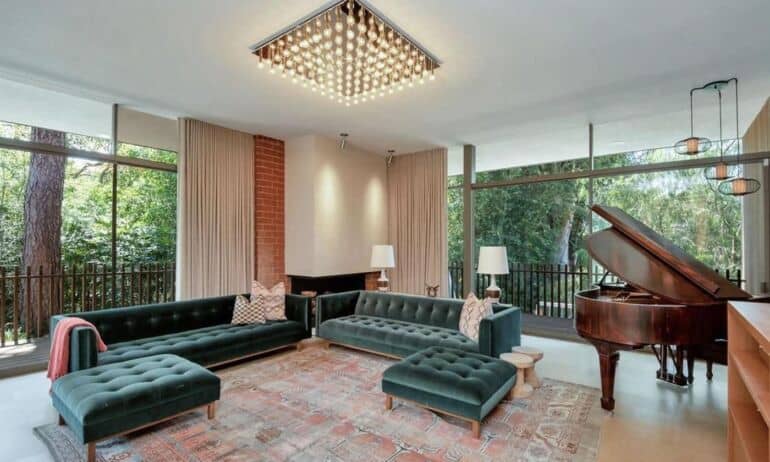Neabejingiems „mid century“ stiliui: pasižvalgykite po laidų vedėjos Ellen DeGeneres „mid century modern“ stiliaus vilą
