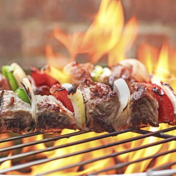 Nelaimė po šašlykų kepimo: sudegę kaimynų sandėliukai bei apdegęs namas